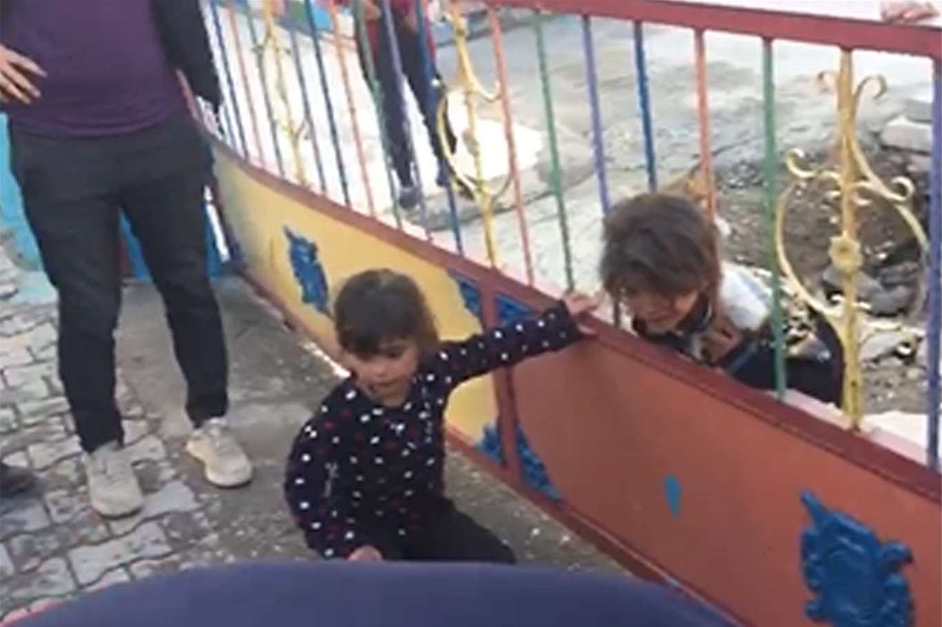 Kafası demir parmaklıklara sıkışan çocuk itfaiye ekiplerince kurtarıldı Kafası demir parmaklıklara sıkışan çocuk itfaiye ekiplerince kurtarıldı